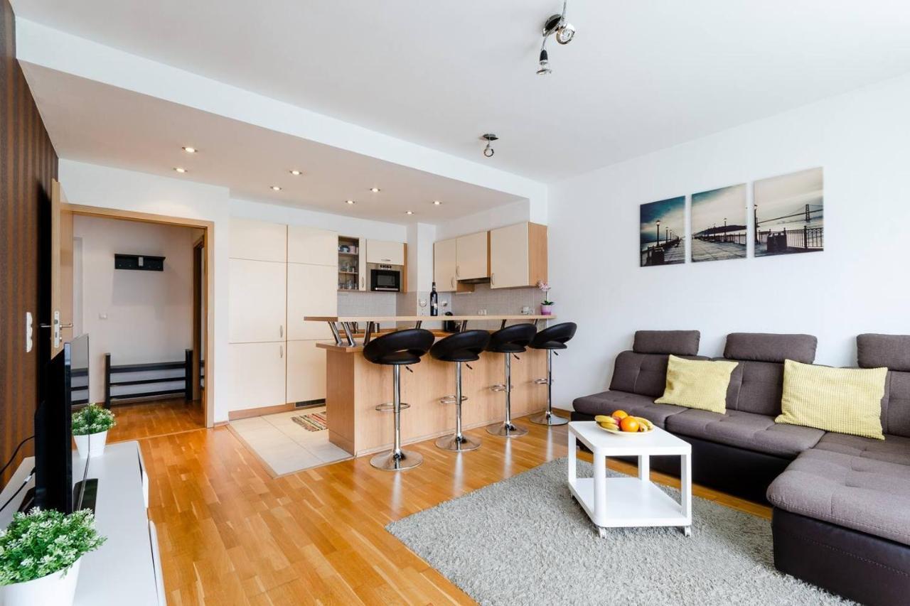 Flat At The Danube With Wellness *
